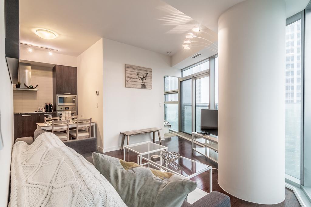 Aoc Suites - Two Bedroom Condo - City/Cn Tower View โตรอนโต ภายนอก รูปภาพ